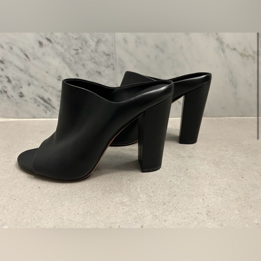 Vince. Black Leather Heels NWT